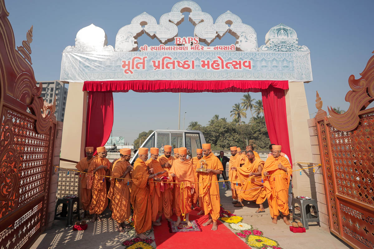Param Pujya Mahant Swami Maharaj performs mandir pravesh rituals