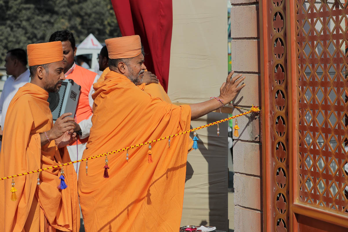 Narendraprasad Swami performs pujan of pillars