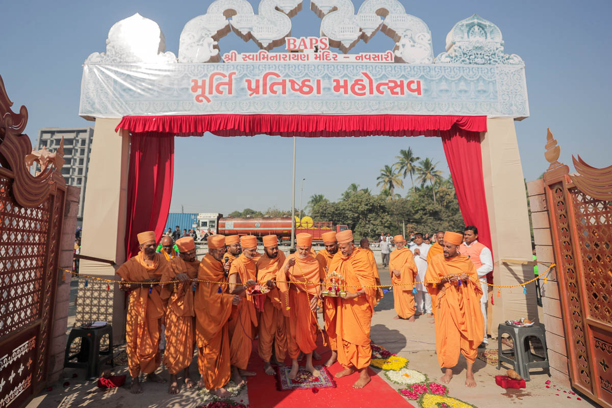 Swamishri performs mandir pravesh rituals