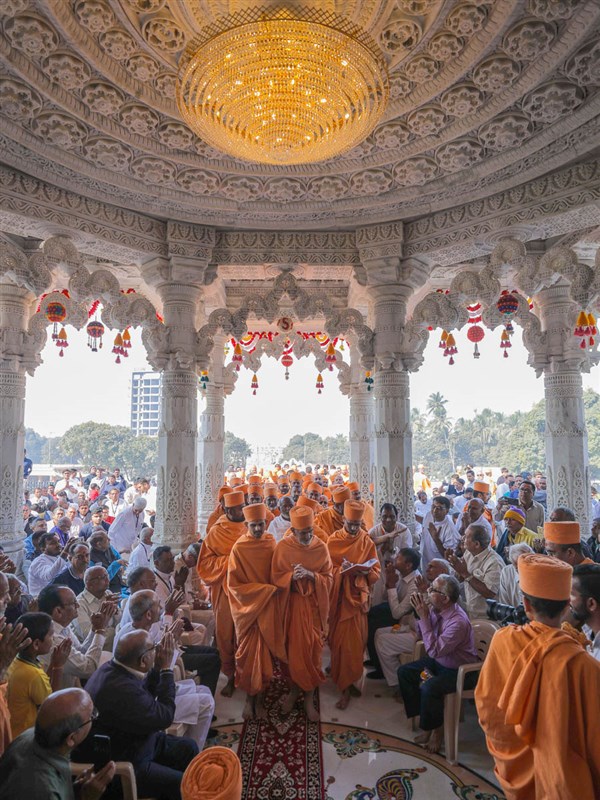 Swamishri beneath the mandir dome