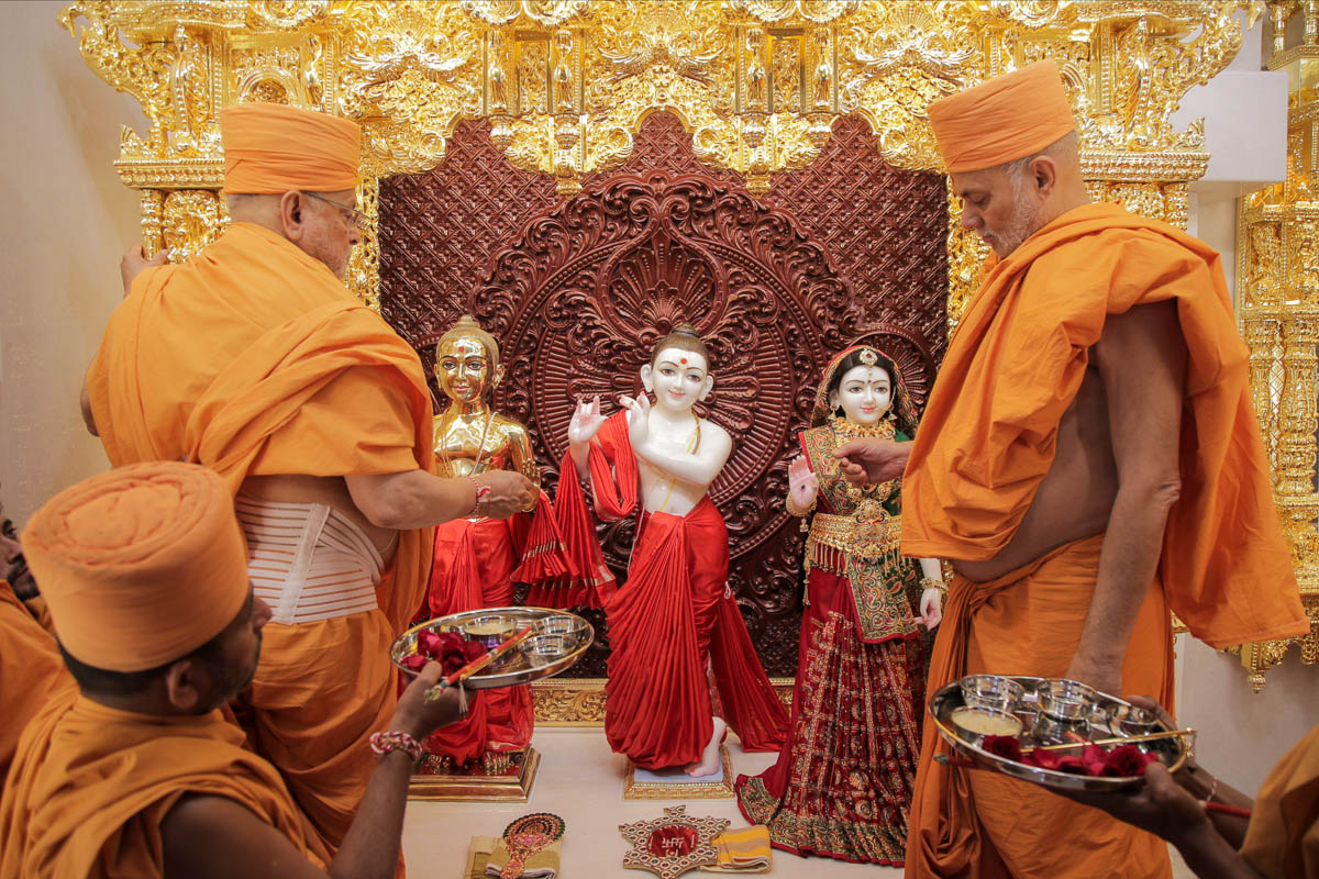 Pujya Ishwarcharan Swami and Pujya Viveksagar Swami perform the murti-pratishtha rituals