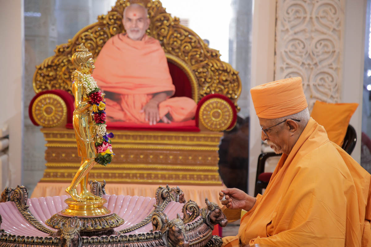 Pujya Swayamprakash Swami (Doctor Swami) performs the murti-pratishtha rituals