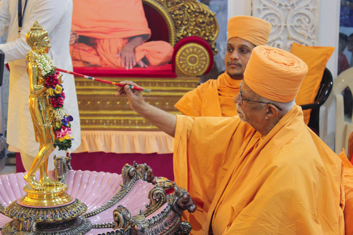 Pujya Doctor Swami performs the murti-pratishtha rituals