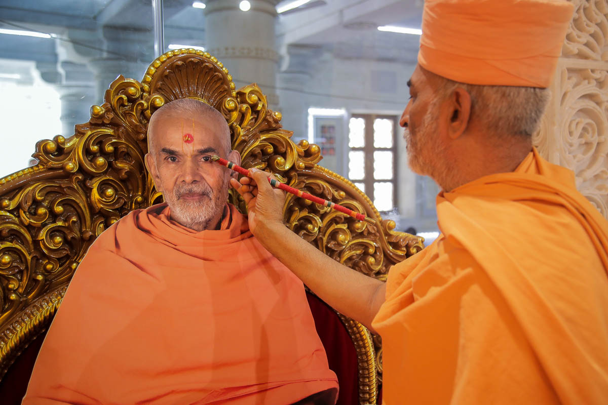 Chinmay Swami performs the murti-pratishtha rituals