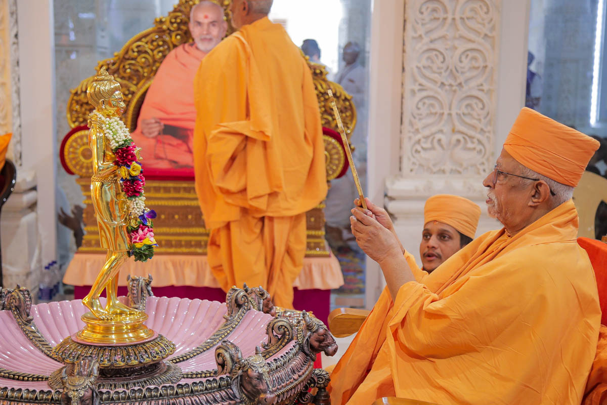 Pujya Doctor Swami performs the murti-pratishtha rituals