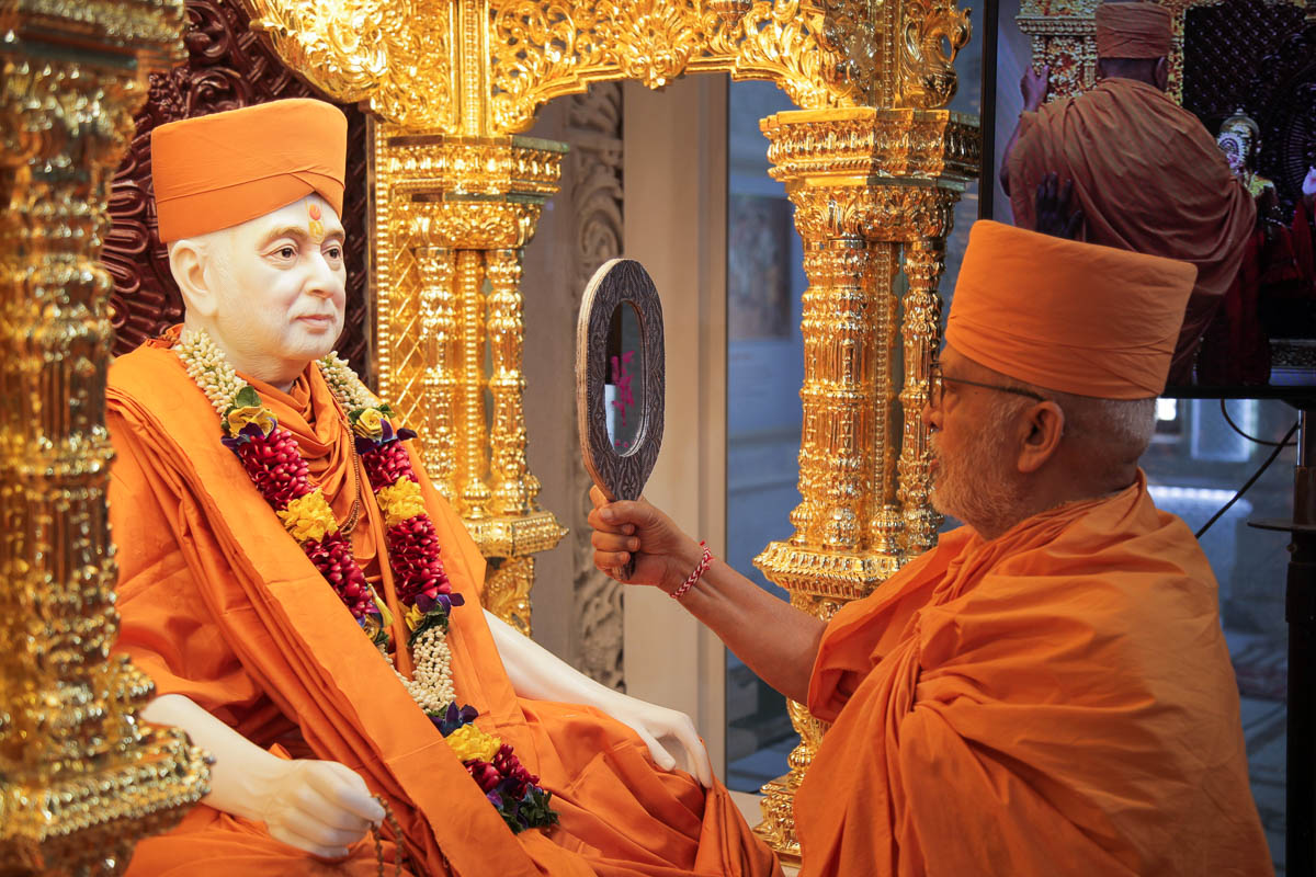 Pujya Ghanshyamcharan Swami performs the murti-pratishtha rituals