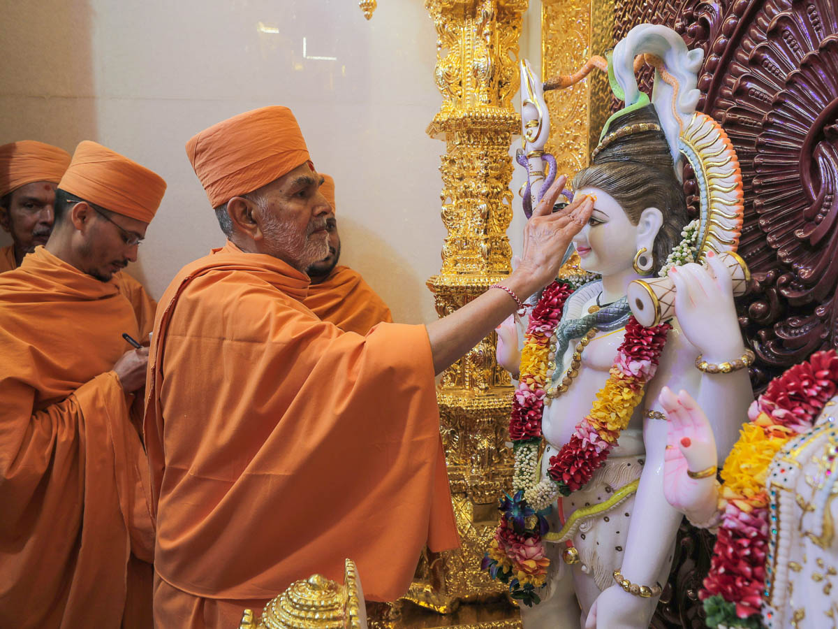 Swamishri performs pujan of Shri Shiv-Parvati Dev