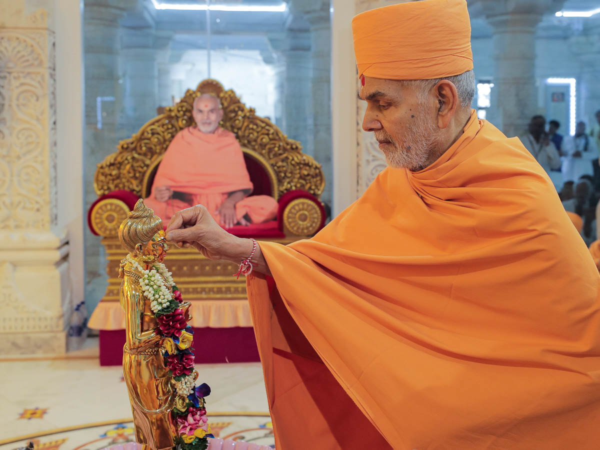 Swamishri performs pujan of Shri Nilkanth Varni