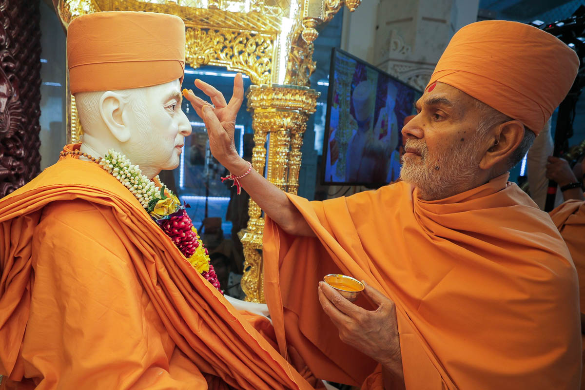 Swamishri performs pujan of Brahmaswarup Pramukh Swami Maharaj