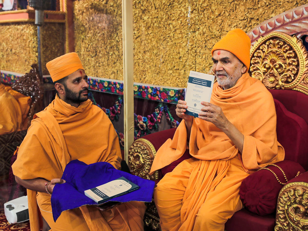 Swamishri inaugurates an English publication: The Mundaka Upanishad Swaminarayan Bhashyam