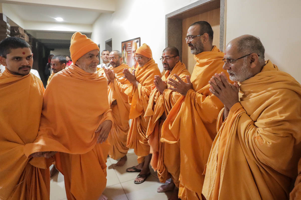 Sadhus doing darshan of Param Pujya Mahant Swami Maharaj