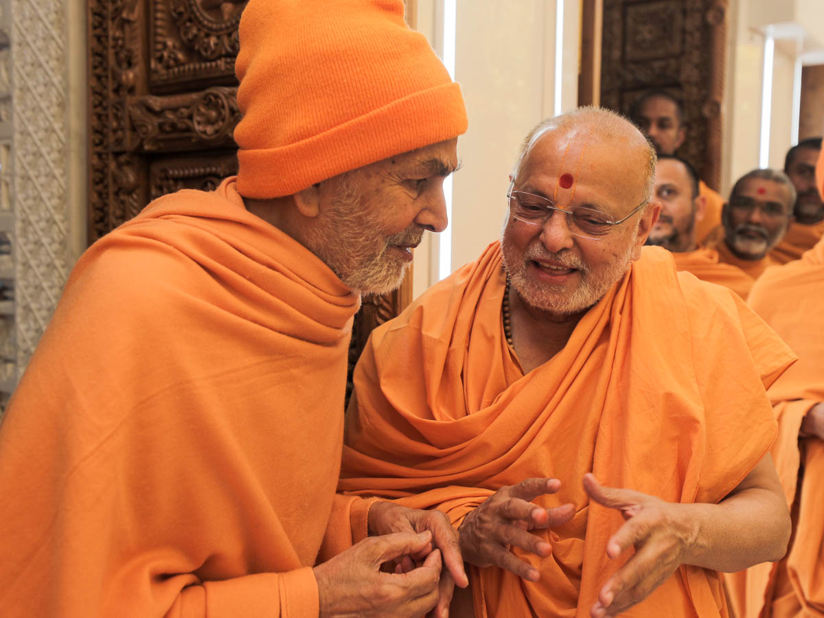 Pujya Ishwarcharan Swami converses with Swamishri