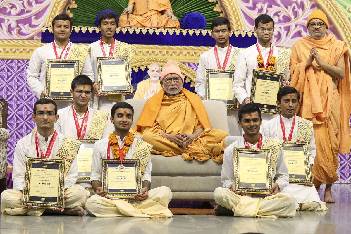 A group photo of 'Karika-Jayi Award' winners with Pujya Kothari Swami