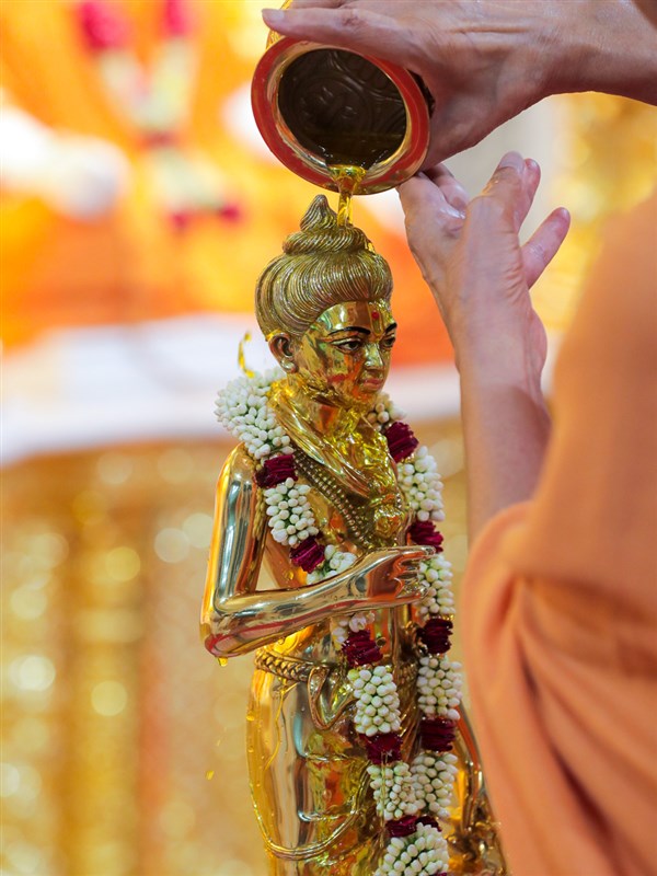 Swamishri performs abhishek of Shri Nilkanth Varni 