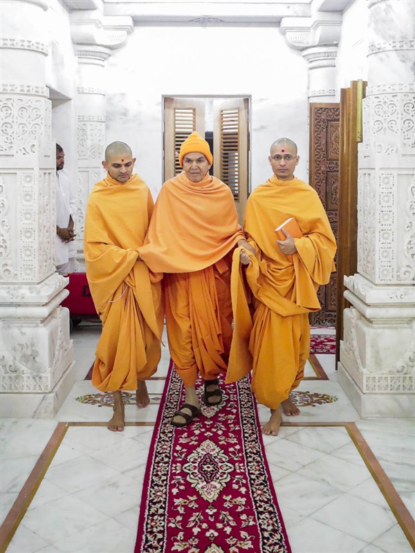 Swamishri arrives in the abhishek mandap