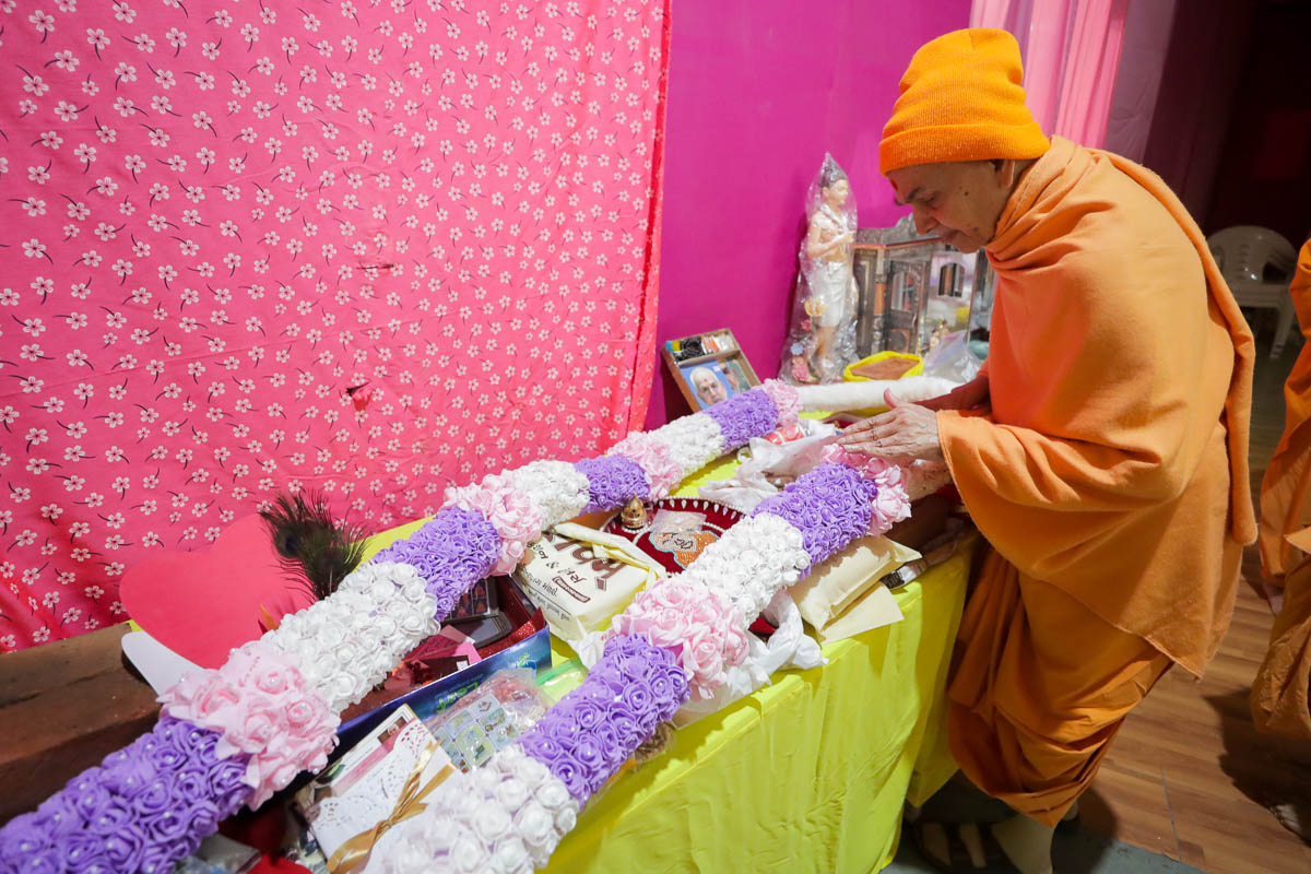 Swamishri sanctifies garlands prepared by devotees