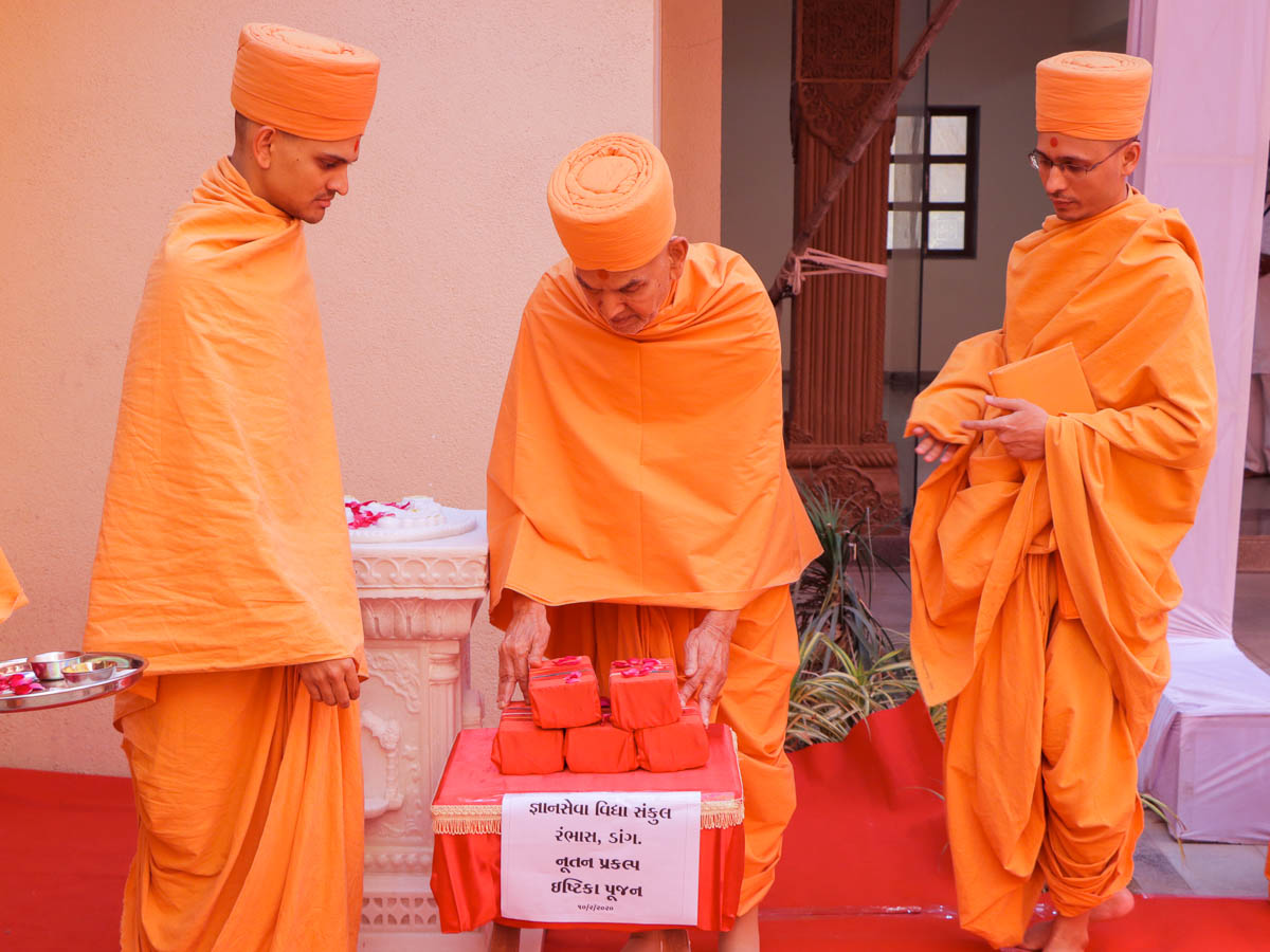 Swamishri sanctifies bricks for the development of Gyanseva Vidyasankul, Rambhas (Dang)