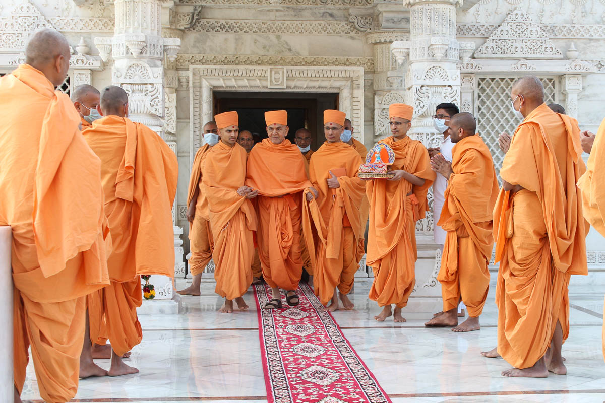 After darshan Swamishri departs from BAPS Shri Swaminarayan Mandir, Navsari