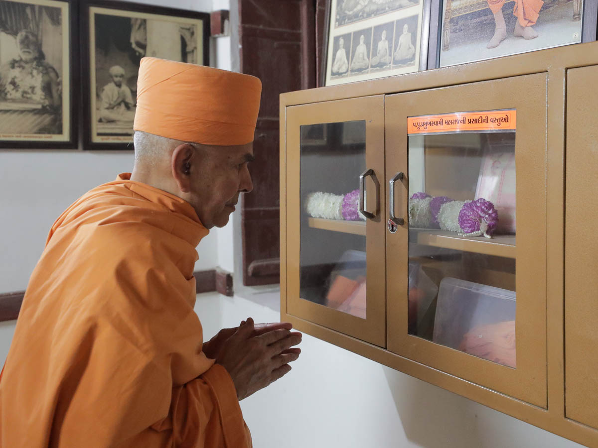 Param Pujya Mahant Swami Maharaj engrossed in darshan of holy relics of Brahmaswarup Pramukh Swami Maharaj preserved in his birthplace at Chansad