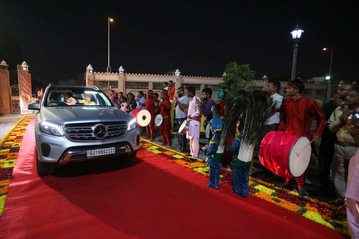 Param Pujya Mahant Swami Maharaj arrives at BAPS Shri Swaminarayan Mandir, Atladara