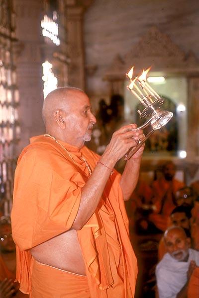 Swamishri performs arti of Thakorji 