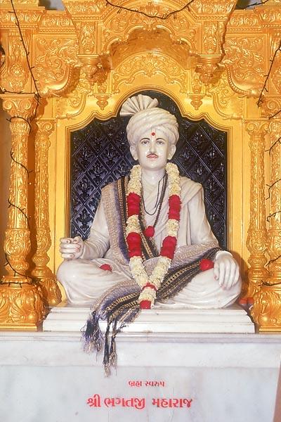 Shri Guru Parampara in new sinhasans