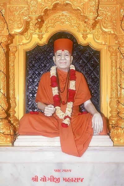 Shri Guru Parampara in new sinhasans
