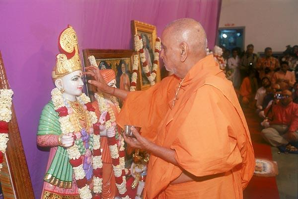  Swamishri performs the murti-pratishtha rituals of deities for BAPS Shri Swaminarayan Mandirs for the villages of Thamana, Balasinor, Piplata, Khijalpur and Yoginagar