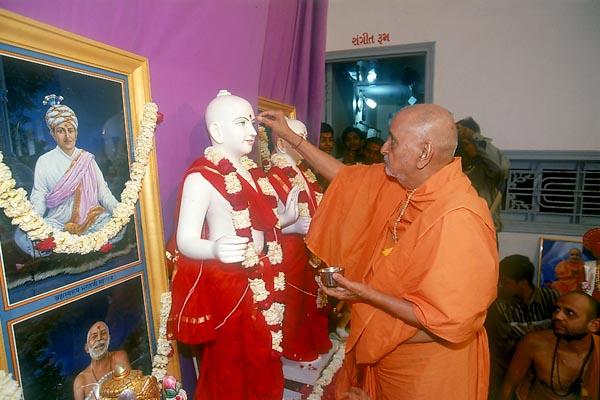  Performs murti-pratishtha rituals 