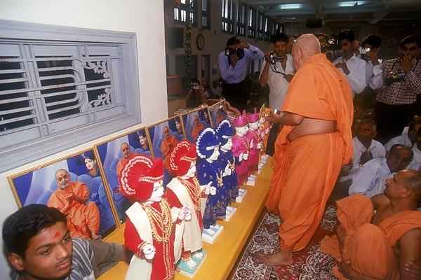  Performs murti-pratishtha rituals 