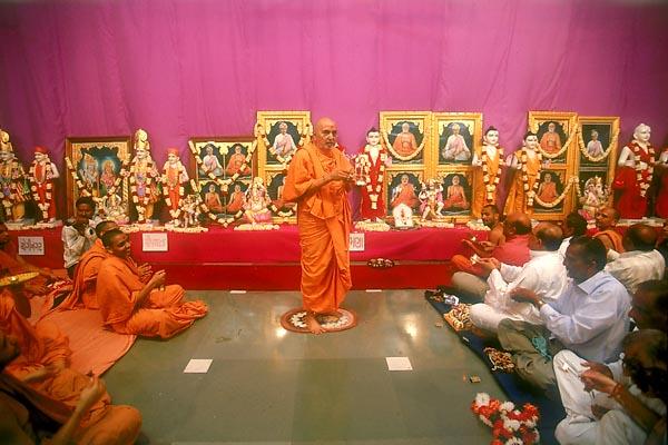 Swamishri performs murti-pratishtha arti rituals