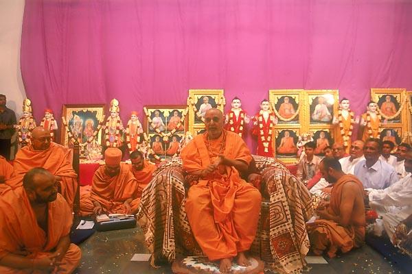  Swamishri blesses the pratishtha assembly