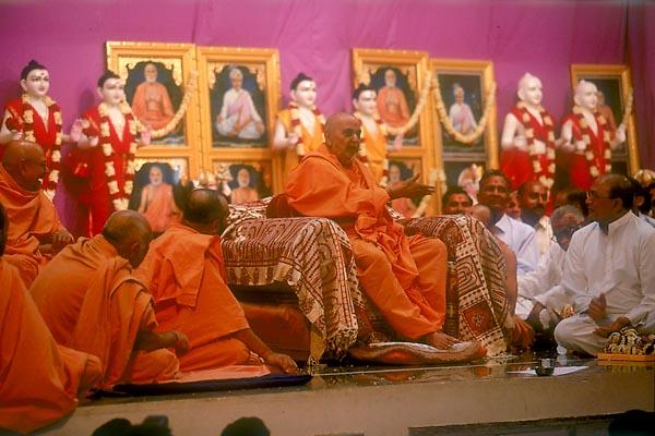  Swamishri blesses the pratishtha assembly