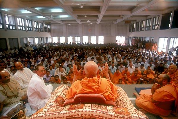  Finally, Swamishri blesses the pratishtha assembly