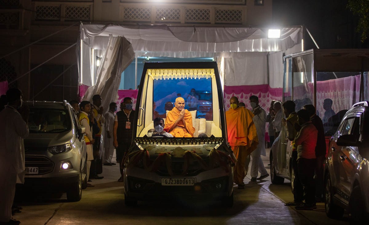 Swamishri on his way for the evening satsang assembly