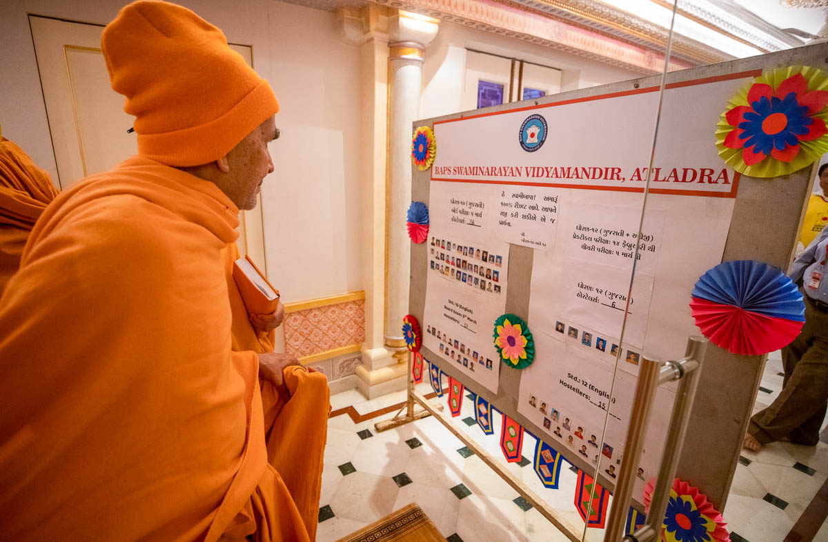 Param Pujya Mahant Swami Maharaj observes message board of BAPS Swaminarayan Vidyamandir, Atladara