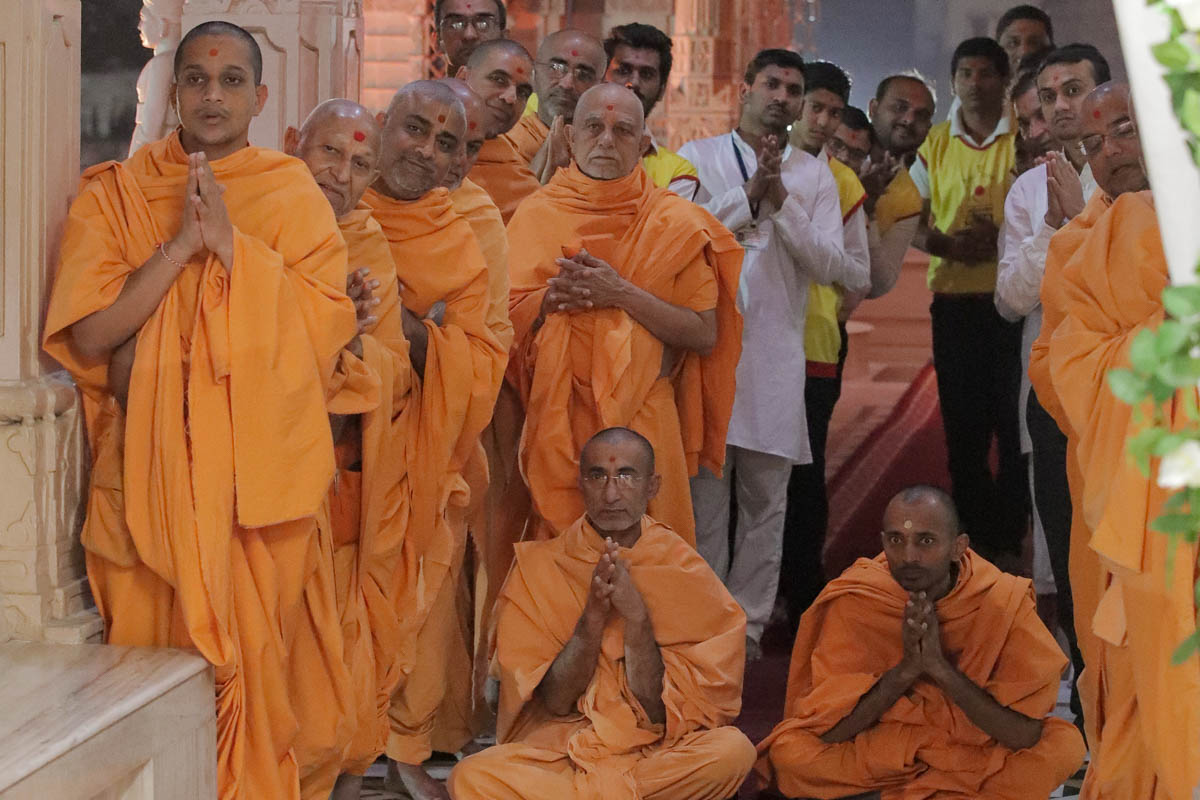 Sadhus and devotees doing darshan of Swamishri in the mandir pradakshina