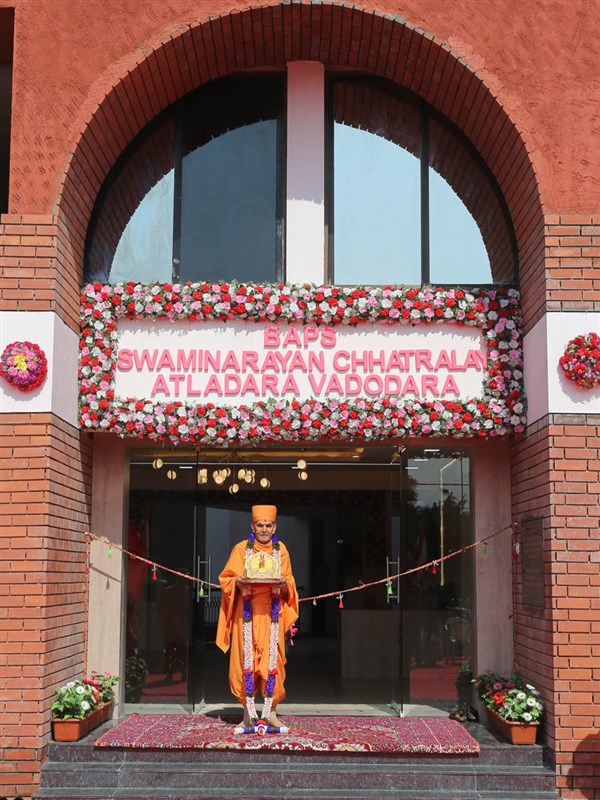 Swamishri with Shri Harikrishna Maharaj inaugurates a new building at the BAPS Swaminarayan Chhatralaya
