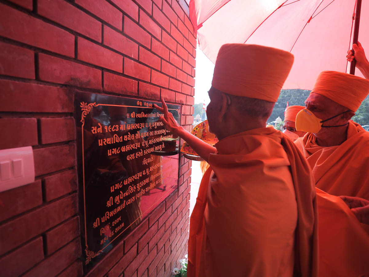 Swamishri sanctifies a memorial plaque