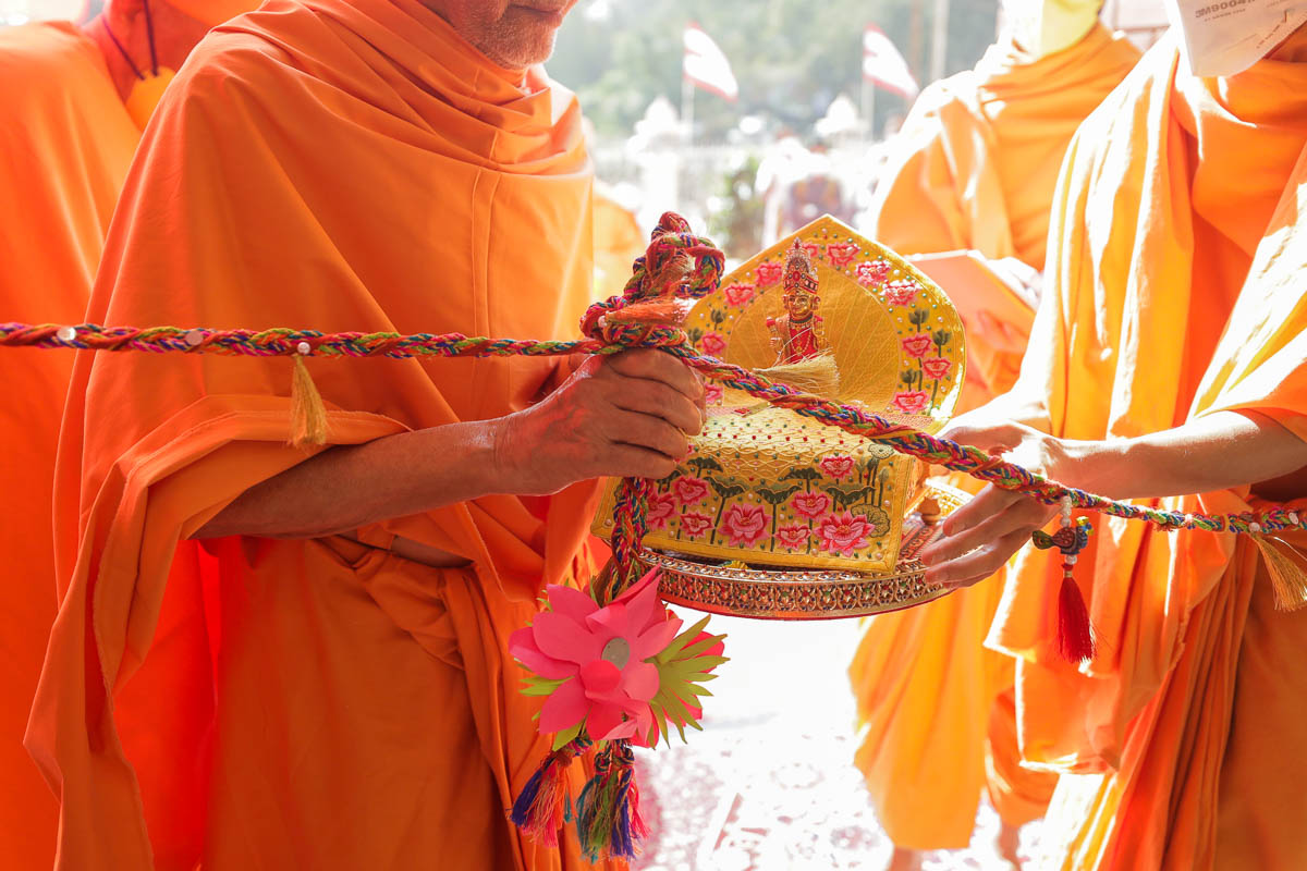 Swamishri performs the inauguration rituals