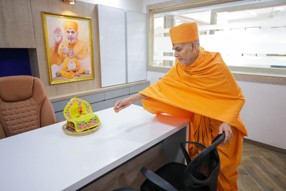Swamishri sanctifies an office