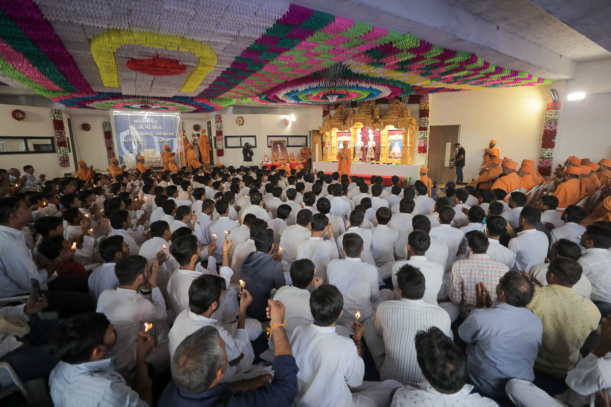 Swamishri and students perform the pratishtha arti