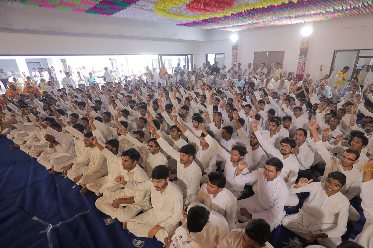 Students hail the jais of Bhagwan Swaminarayan and the Guru Parampara