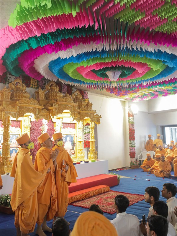 Swamishri observes the ceiling decoration