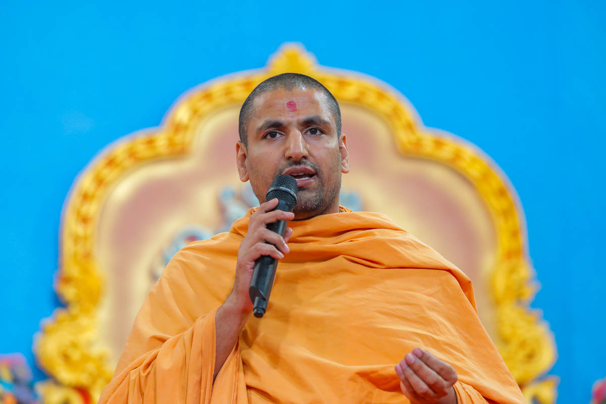 Tyagvatsal Swami addresses the assembly