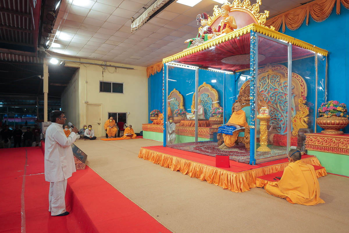 A youth asks questions to Swamishri
