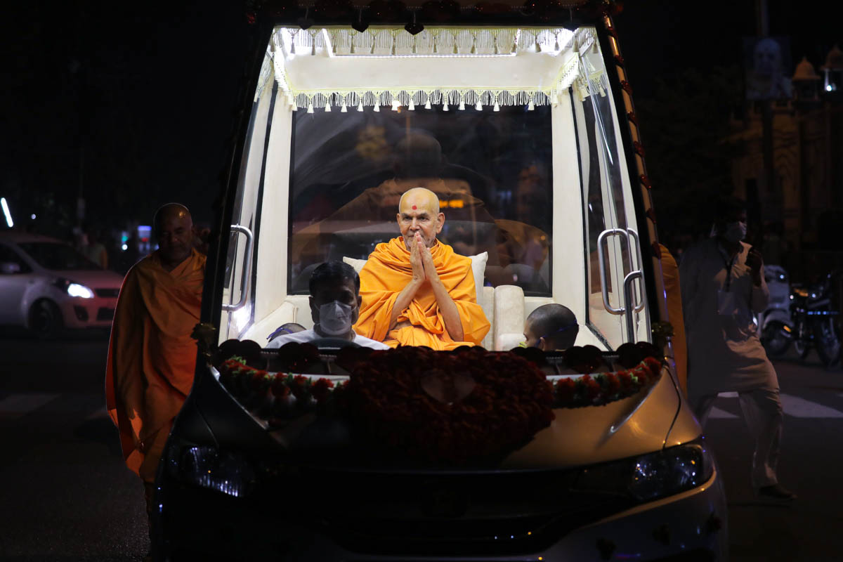 Swamishri on his way to the mandir