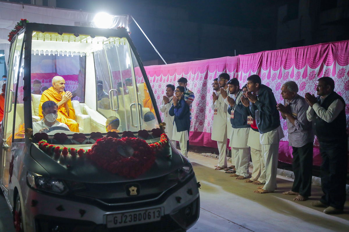 Devotees doing darshan of Param Pujya Mahant Swami Maharaj