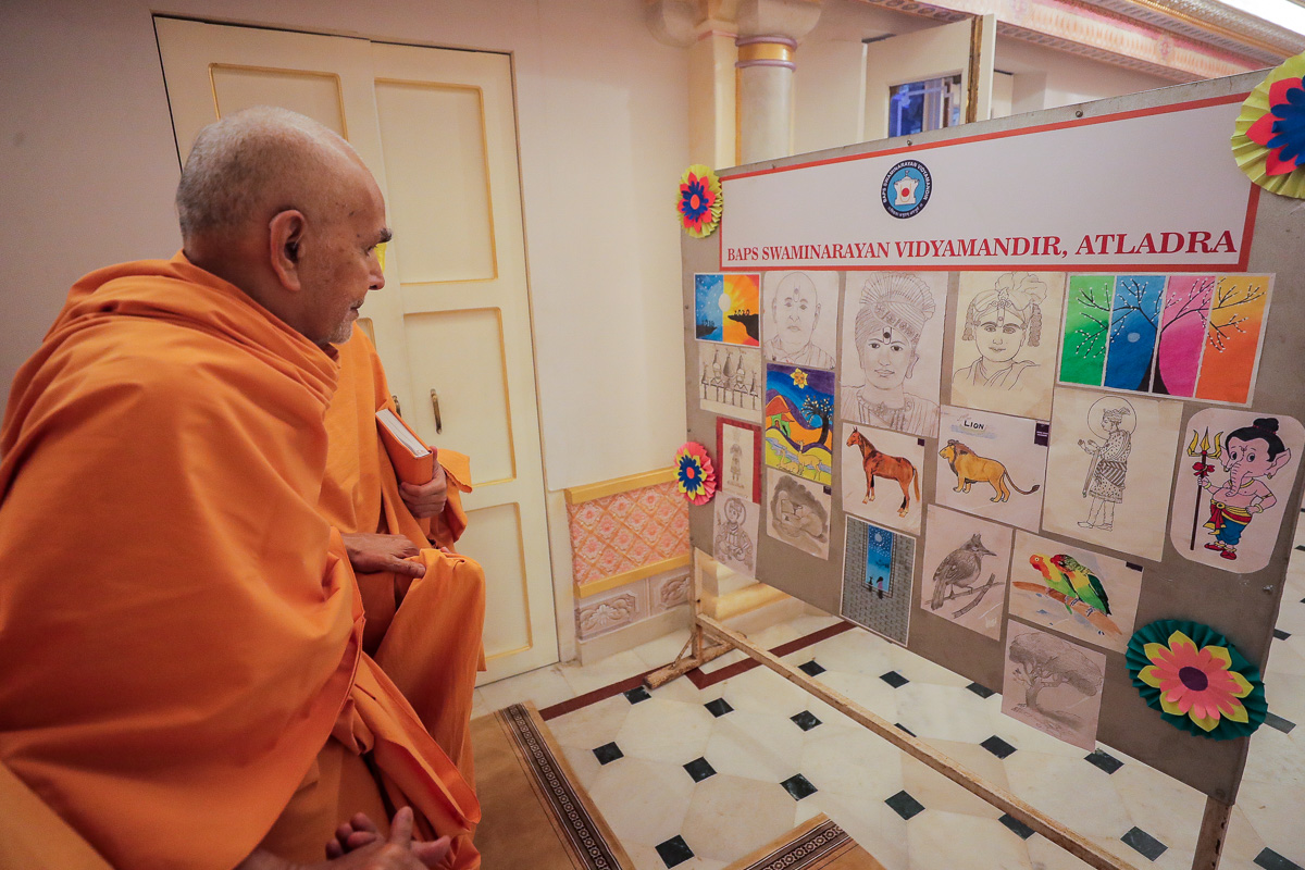 Swamishri observes artistic creations by students of the BAPS Swaminarayan Vidyamandir, Atladara