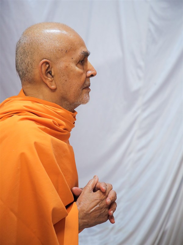 Swamishri engrossed in darshan Shri Guru Parampara
